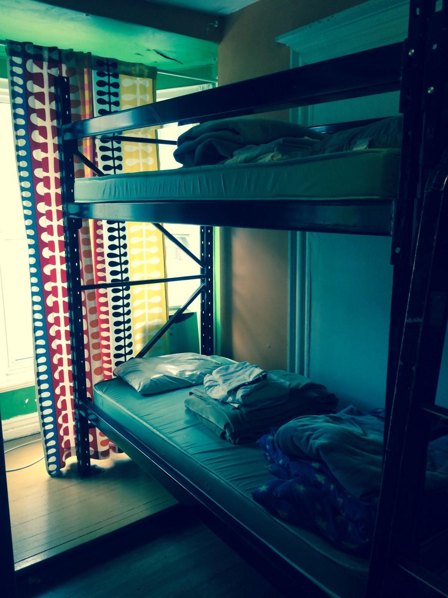 Posto Letto in Dormitorio Misto con 6 Letti
